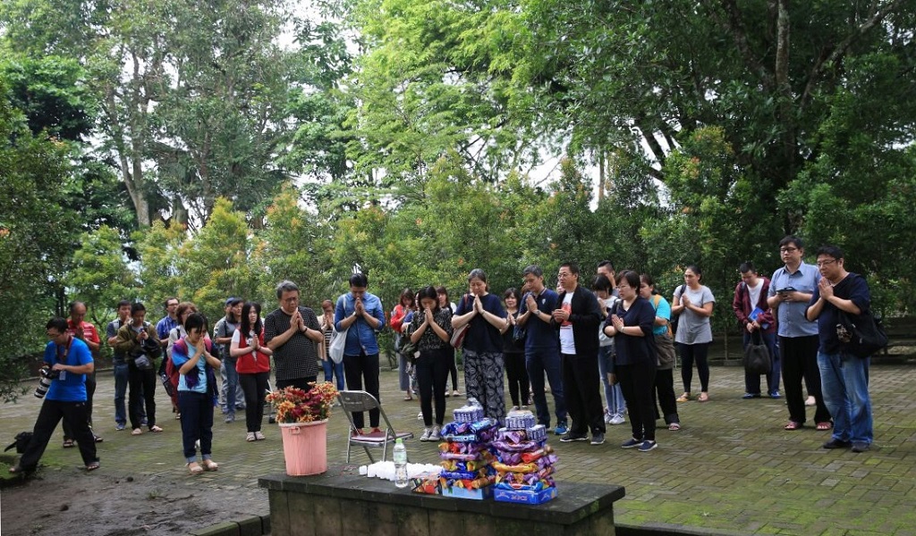Berpuja di Borobudur