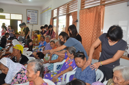Berbagi Kasih Bersama Oma-Opa
