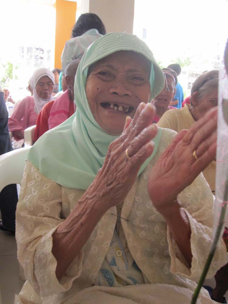 Berbagi Kasih bersama Oma-Opa Des 2014